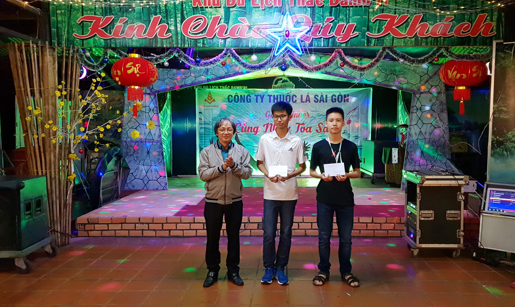 Đại diện lãnh đạo Công đoàn Công ty trao phần thưởng cho các cháu học sinh giỏi cấp 2&3