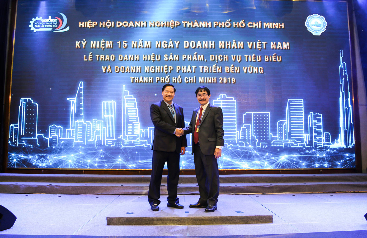 Ông Nguyễn Phương Đông - Chủ tịch Hội đồng thành viên Công ty Thuốc lá Sài Gòn (phải) đến tham dự buổi lễ