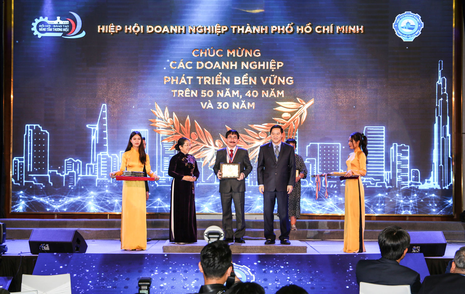 Ông Nguyễn Phương Đông - Chủ tịch Hội đồng thành viên Công ty Thuốc lá Sài Gòn nhận danh hiệu Doanh nghiệp phát triển bền vững trên 50 năm