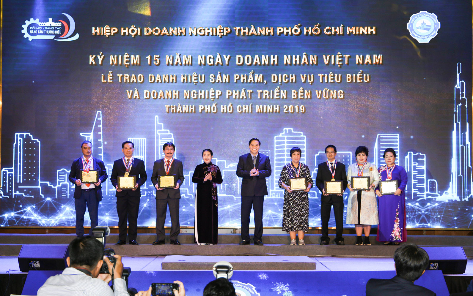Phó Bí thư Thành ủy TPHCM Bà Võ Thị Dung chúc mừng các doanh nghiệp phát triển bền vững trên 50 năm