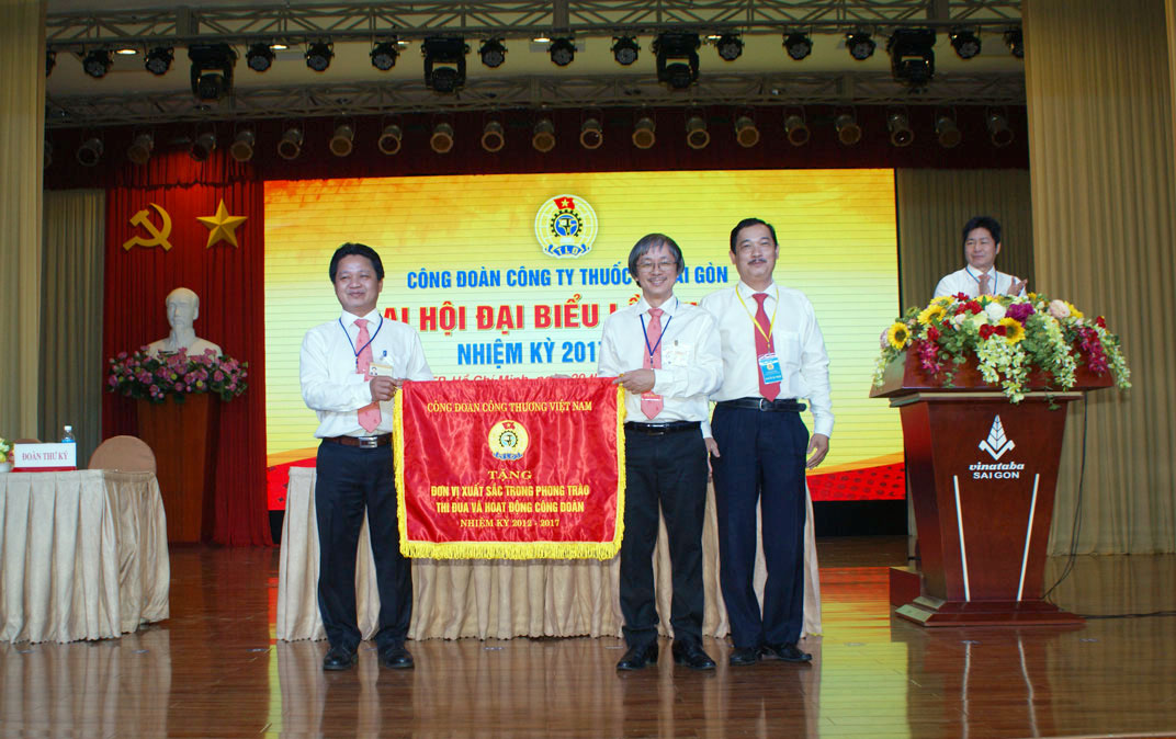 Công đoàn Công ty Thuốc lá Sài Gòn nhận cờ “Đơn vị xuất sắc trong phong trào thi đua và hoạt động công đoàn nhiệm kỳ 2012 – 2017” từ Công đoàn công thương Việt Nam