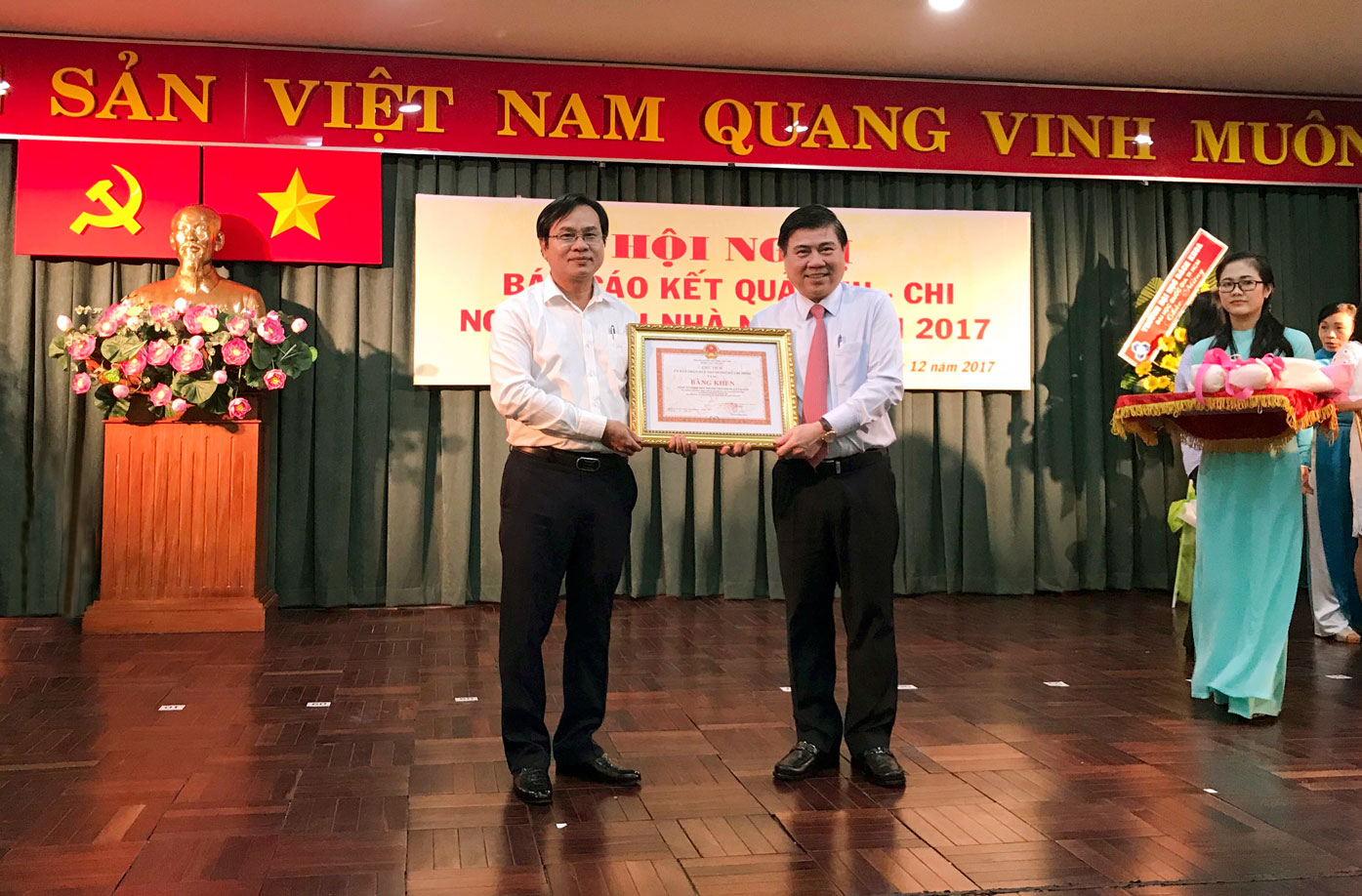 Ông Châu Tuấn – Giám đốc Công ty Thuốc lá Sài Gòn nhận bằng khen do Ông Nguyễn Thành Phong - Chủ tịch UBND TPHCM trao tặng