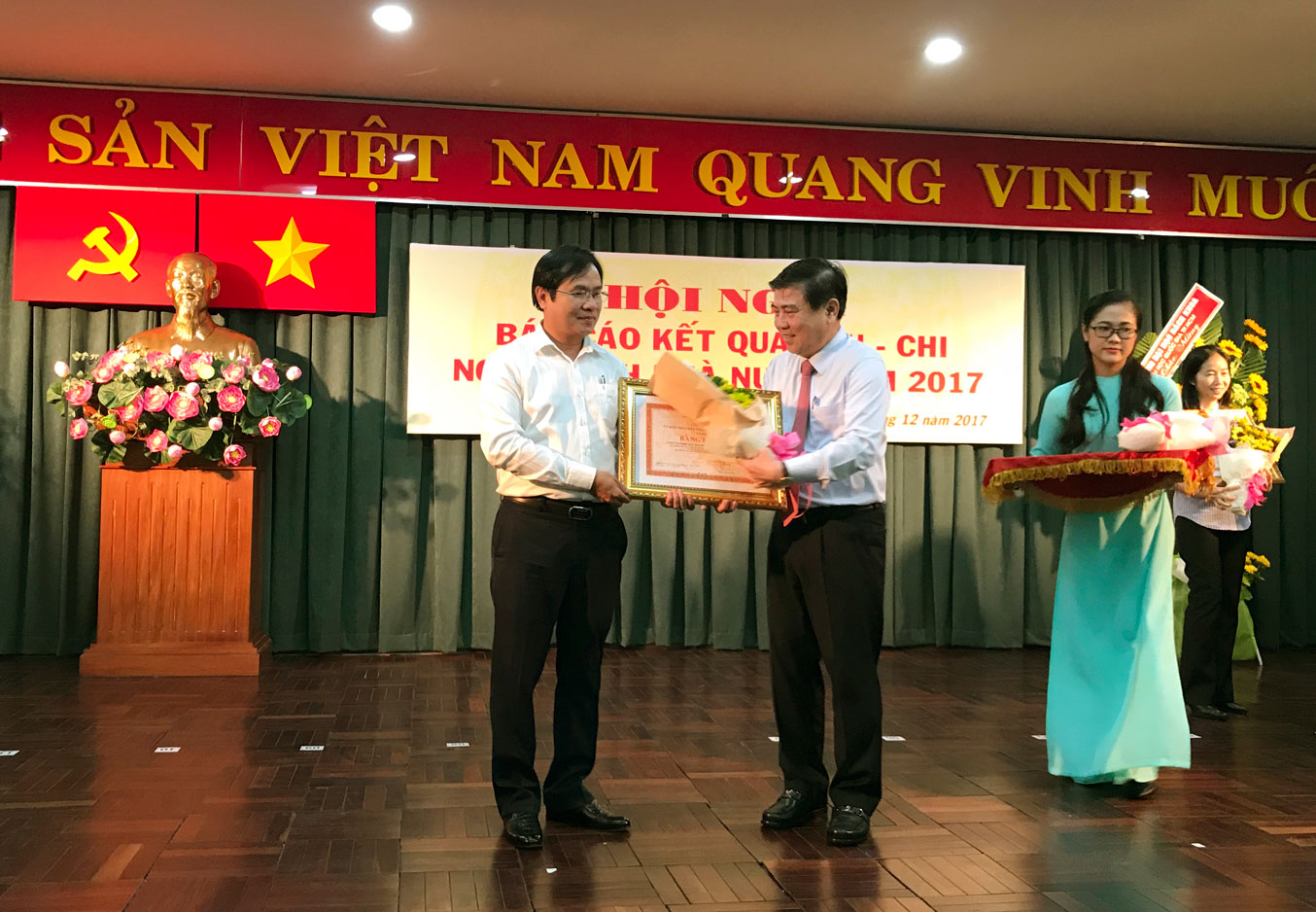 Ông Châu Tuấn - Giám đốc Công ty Thuốc lá Sài Gòn nhận bằng khen từ Ông Nguyễn Thành Phong - Chủ tịch UBND TPHCM