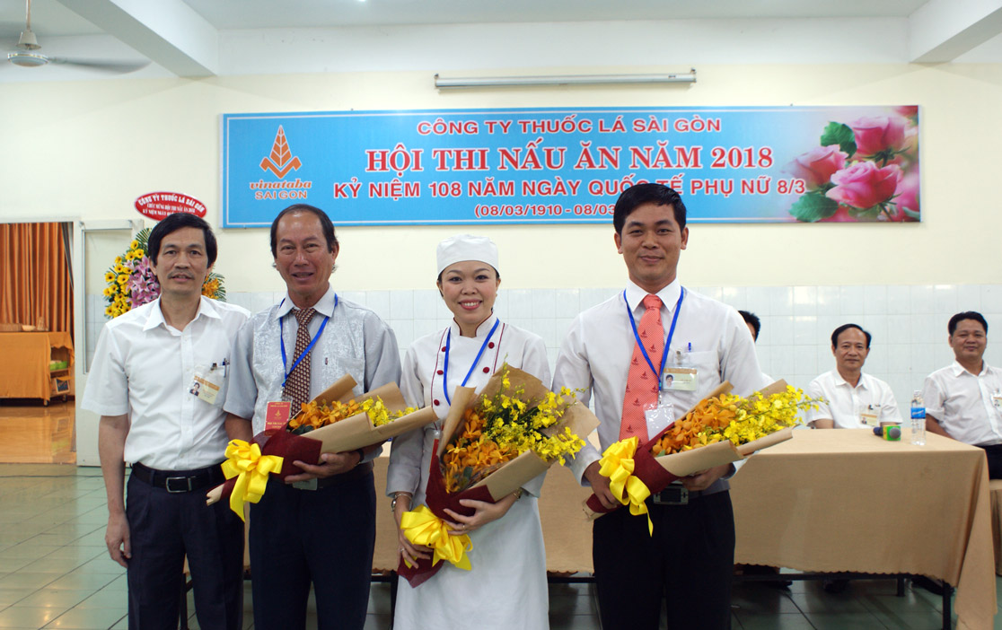 Ông Nguyễn Văn Nga – Phó Giám đốc Công ty tặng hoa cho Ban Giám khảo