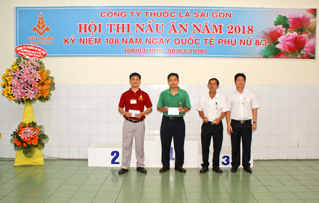 Ông Nguyễn Tất Thắng – Thành viên Hội đồng thành viên trao Giải Khuyến khích cho các đội
