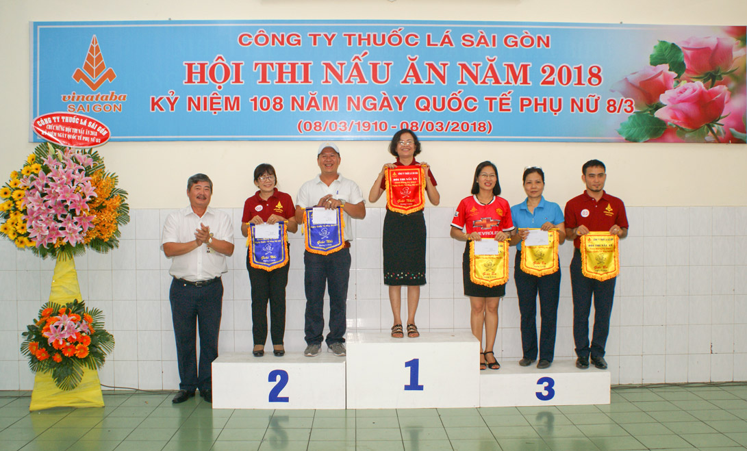 Ông Trịnh Xuân Quang – Phó giám đốc trao các Giải Nhất, Nhì, Ba cho các đội 