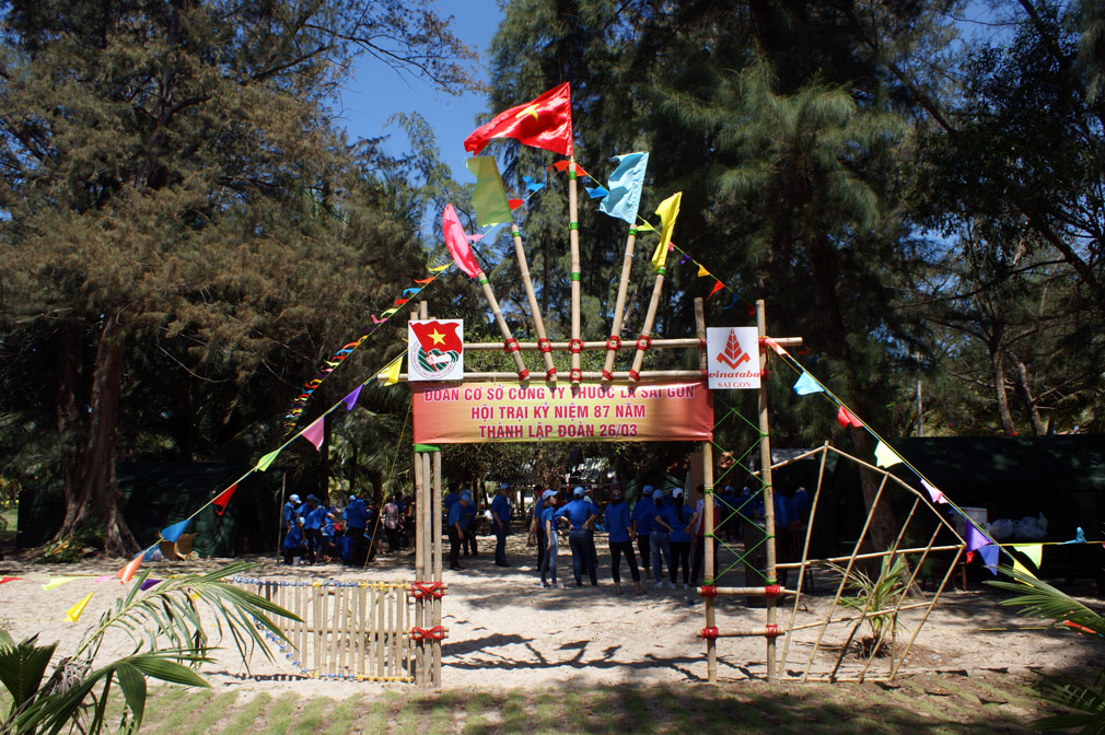 Cổng hội trại của Đoàn cơ sở Công ty Thuốc lá Sài Gòn