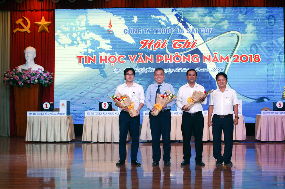Ông Nguyễn Tất Thành – Chủ tịch Công đoàn Công ty tặng hoa lưu niệm cho Ban giám khảo