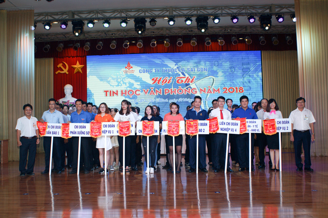 Ông Châu Tuấn – Giám đốc và Ông Nguyễn Tất Thành – Chủ tịch Công đoàn trao cờ lưu niệm cho các đội dự thi