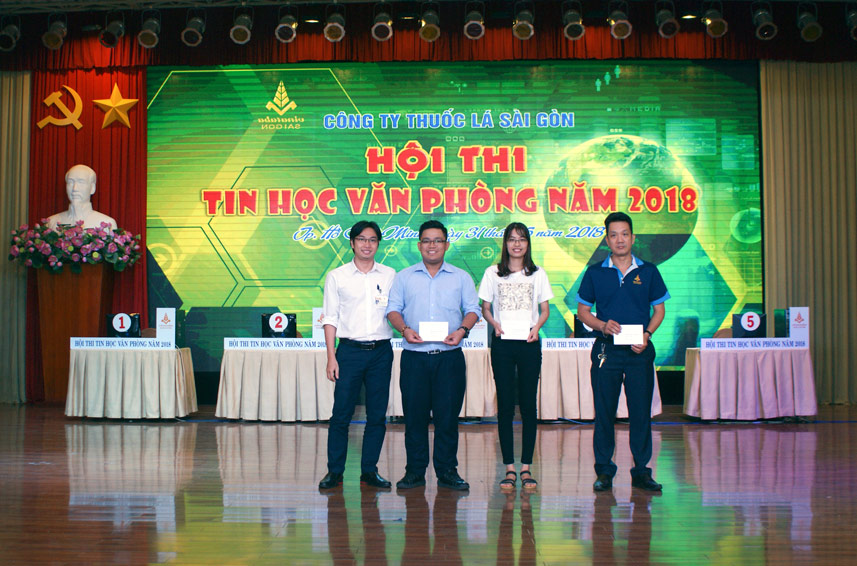 Ông Phạm Đào Võ Nhật Quang – Phụ trách Phòng CNTT trao Giải Khuyến khích cho các đội