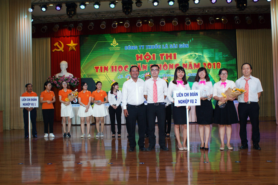 Thầy Phan Ngọc Duy Mẫn – Giám khảo trao Giải Nhì cho đội LCĐ Nghiệp vụ 2