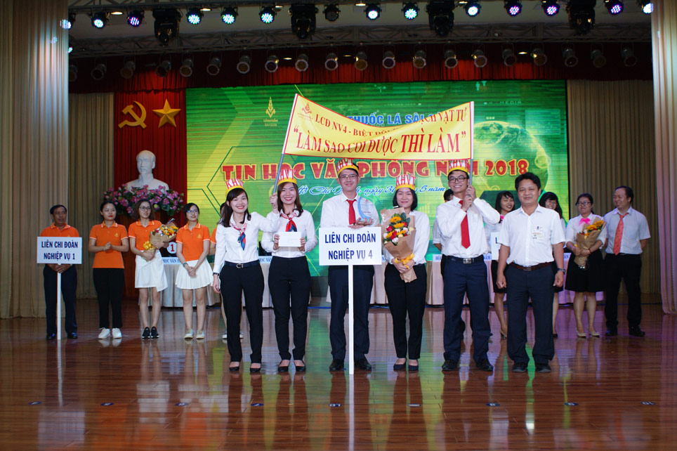 Ông Nguyễn Tất Thành – Chủ tịch CĐ trao Giải Nhất cho đội LCĐ Nghiệp vụ 4