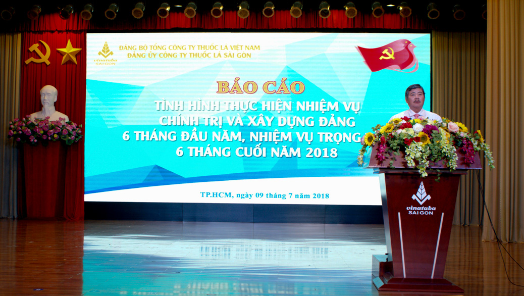 Ông Trịnh Xuân Quang – Phó Bí thư thường trực Đảng ủy, Phó Giám đốc Công ty trình bày báo cáo tại hội nghị
