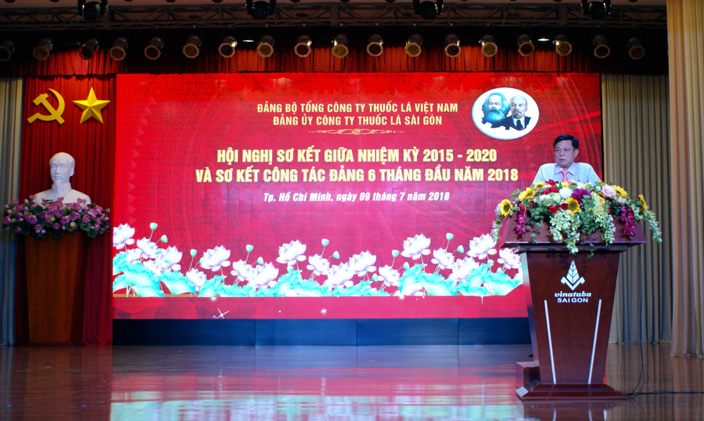 Ông Trần Sơn Châu -  Ủy viên BCH Đảng bộ Khối DNTW, Phó bí thư Đảng ủy, Tổng Giám đốc Tổng công ty Thuốc lá Việt Nam phát biểu chỉ đạo tại Hội nghị
