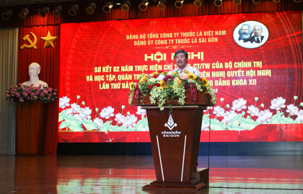 Đồng chí Trịnh Xuân Quang – Phó Bí thư thường trực, Phó Giám đốc Công ty trình bày báo cáo trước Hội nghị