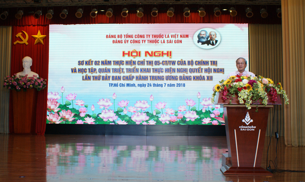 Thạc sĩ Hà Trung Thành – Giám đốc Trung tâm Bồi dưỡng Nghiệp vụ và Ngoại ngữ - Học viện Cán bộ TP.HCM trình bày nội dung Nghị quyết đến Hội nghị