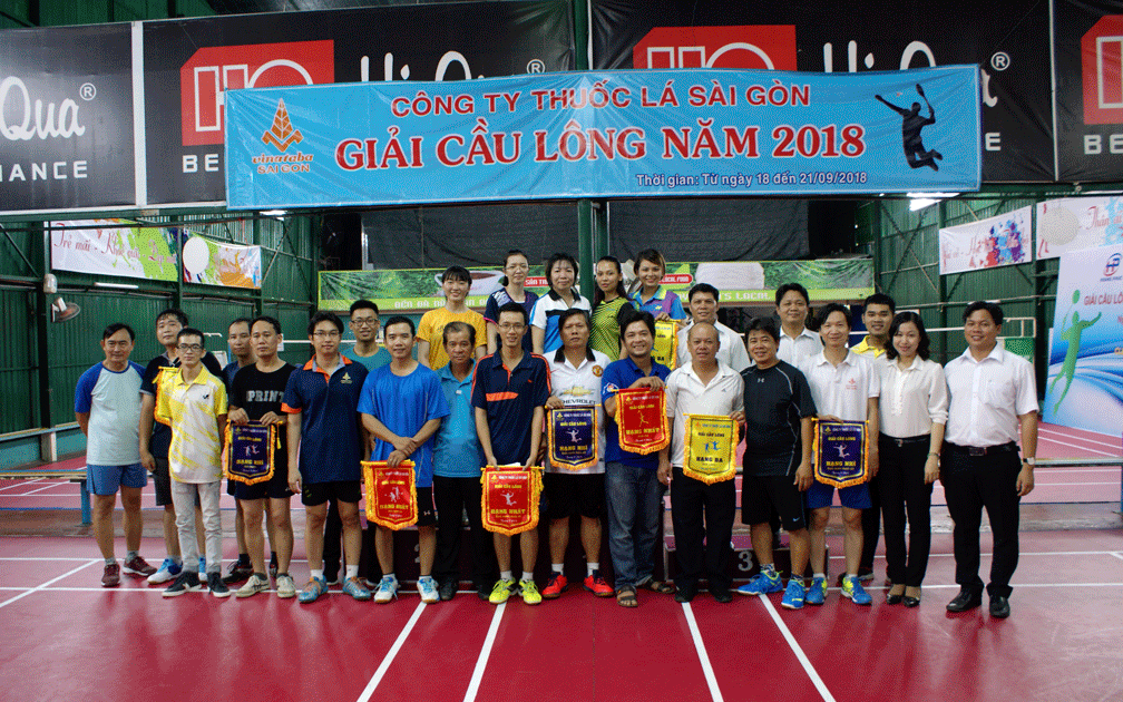 Các vận động viên và Ban tổ chức giải cầu lông Công ty Thuốc lá Sài Gòn 2018 chụp hình lưu niệm
