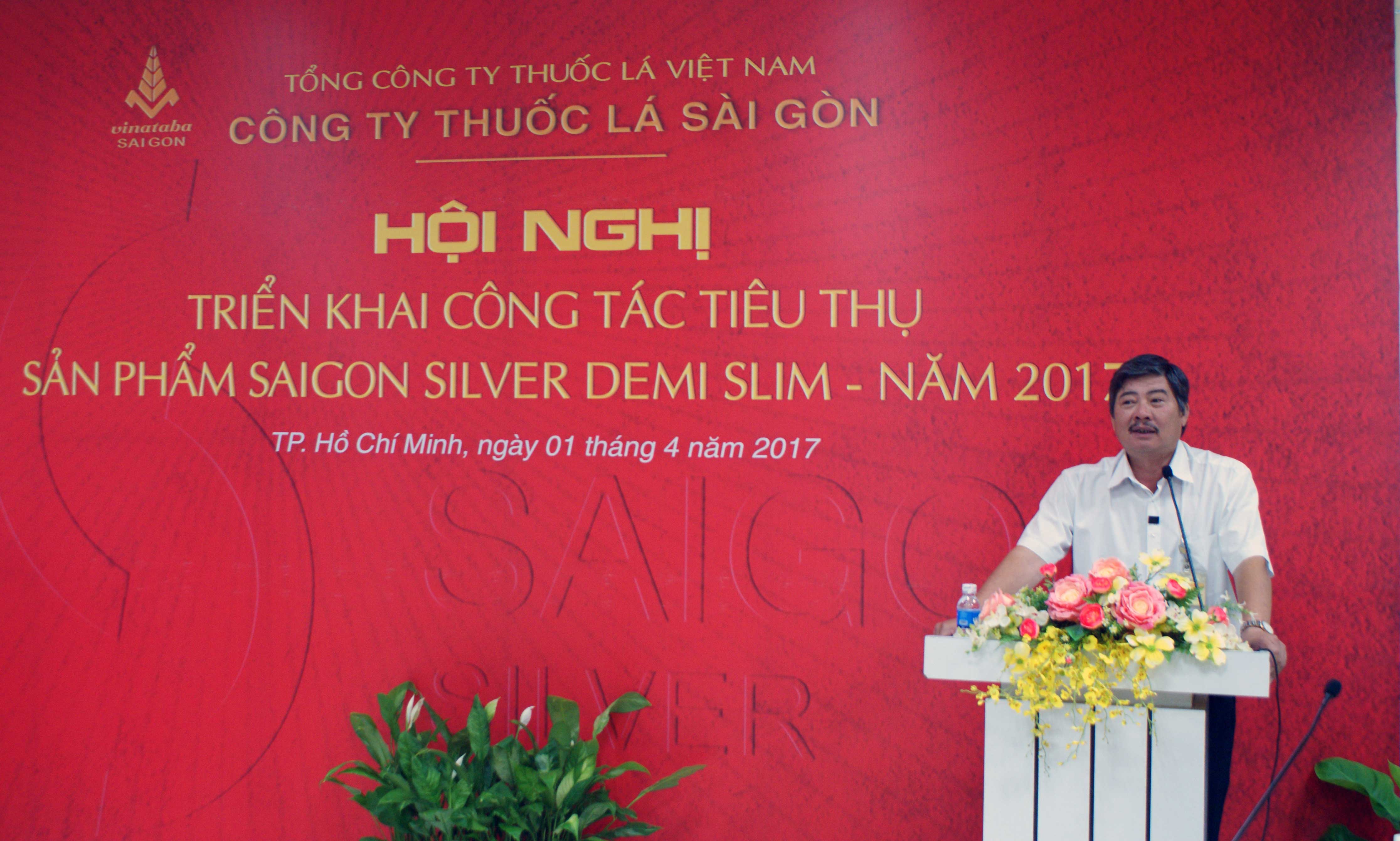 Ông Trịnh Xuân Quang - Phó Giám đốc phụ trách công tác tiêu thụ của Công ty Thuốc lá Sài Gòn phát biểu tại hội nghị  