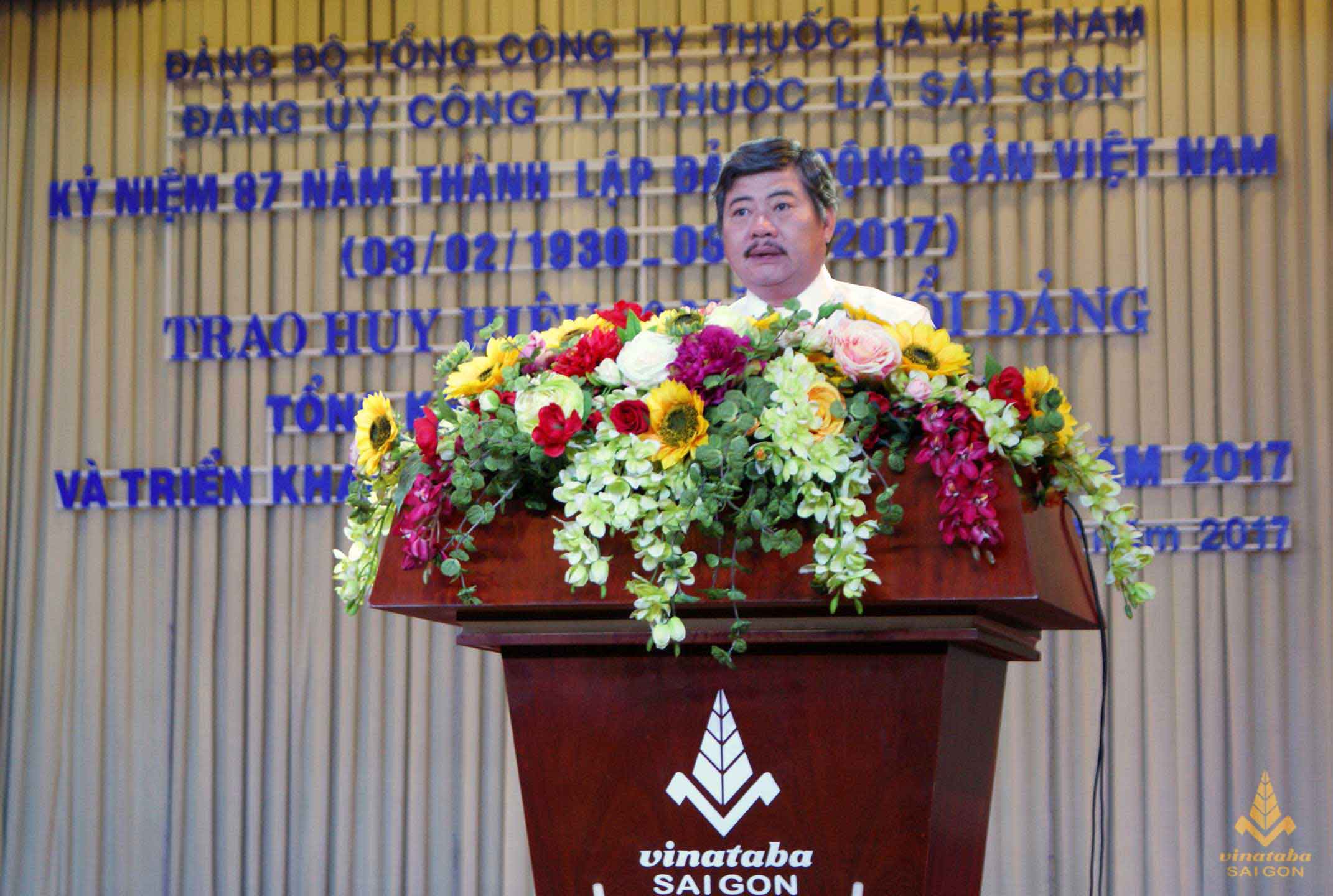 Đồng chí Trịnh Xuân Quang - Phó Bí thư Đảng ủy, Phó Giám đốc Công ty Thuốc lá Sài Gòn phát biểu tại hội nghị
