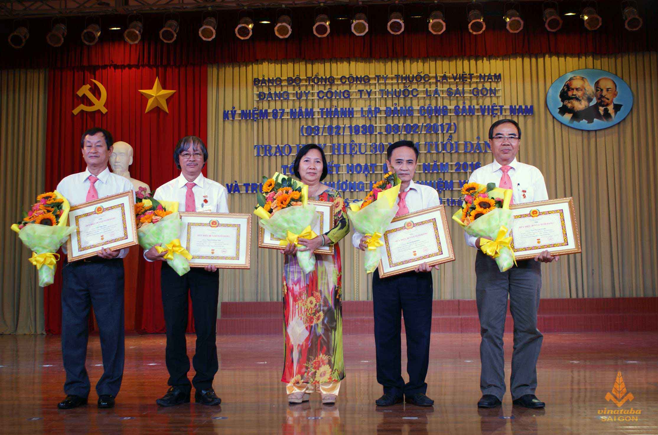 Các đồng chí được trao tặng Huy hiệu 30 năm tuổi Đảng