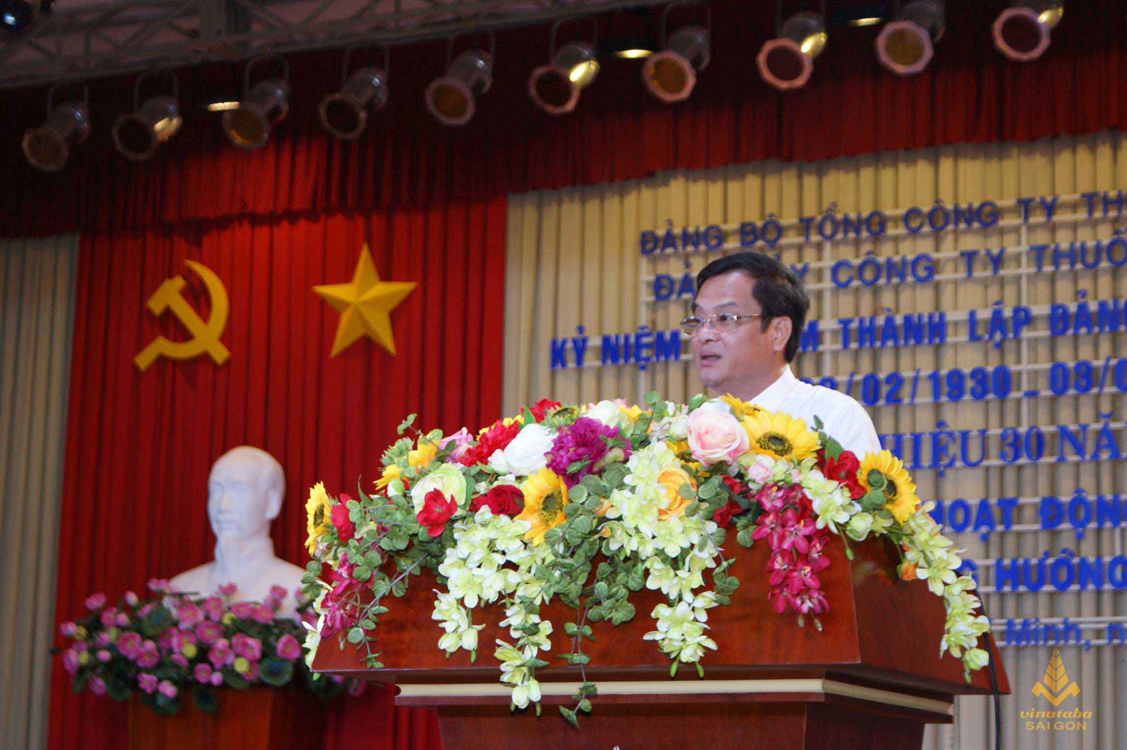 Đồng chí Nguyễn Duy Khánh - Bí thư Đảng ủy, Giám đốc Công ty Thuốc lá Sài Gòn trình bày báo cáo tổng kết hoạt động Đảng bộ trong năm 2016 và phương hướng nhiệm vụ năm 2017