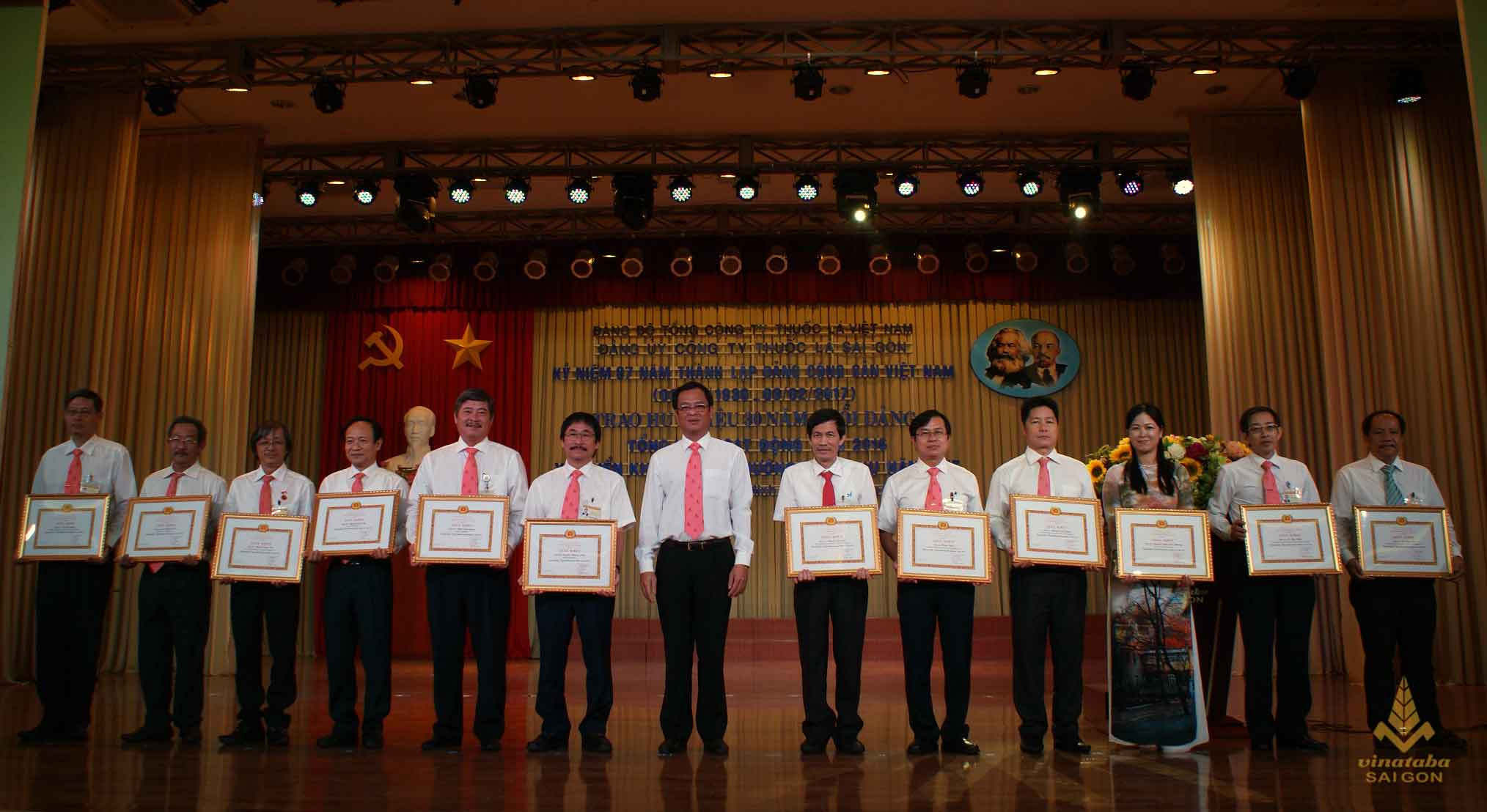 Tặng giấy khen cho các Đảng viên đạt danh hiệu "Đảng viên hoàn thành xuất sắc nhiệm vụ" trong năm 2016