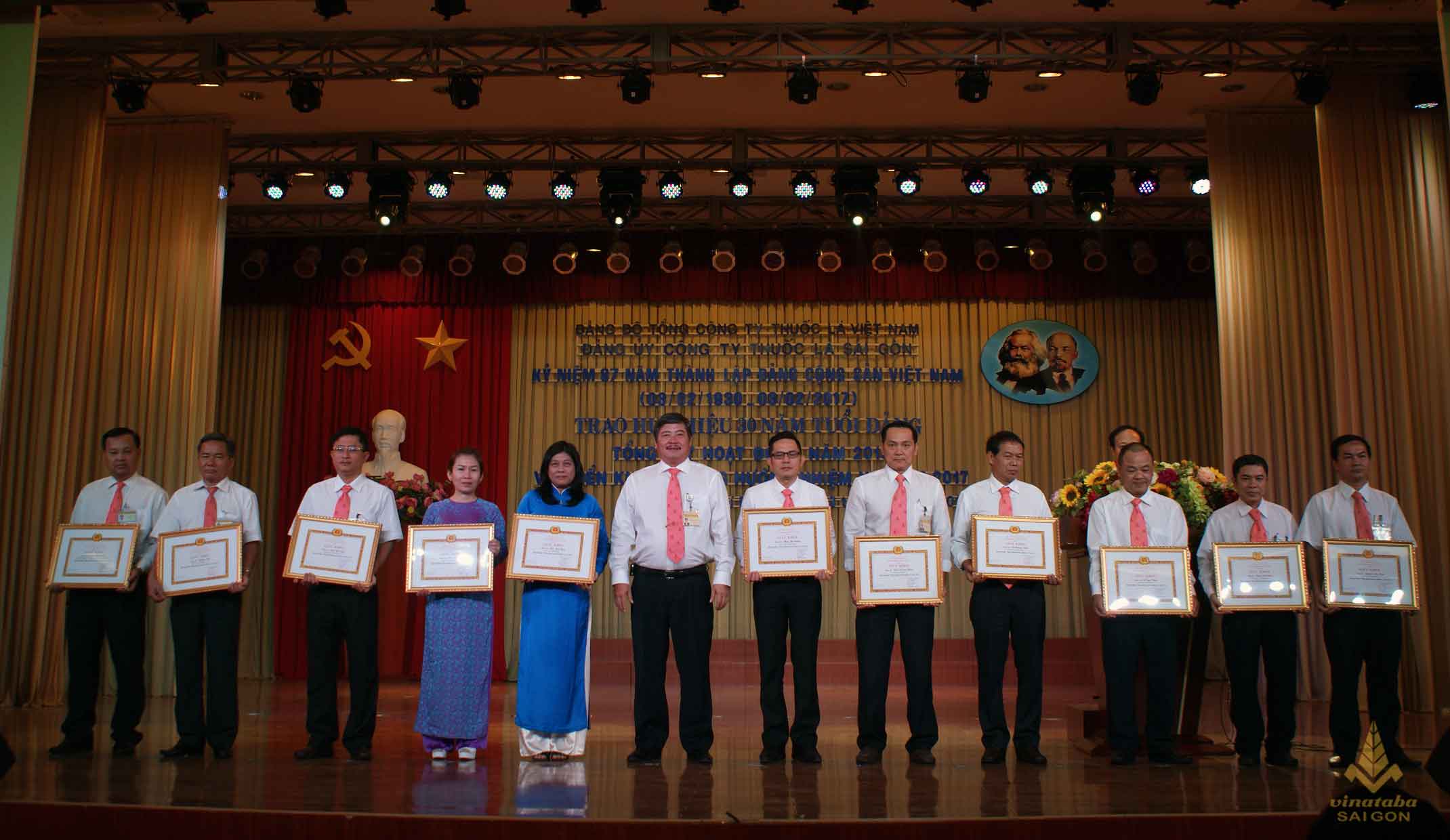 Tặng giấy khen cho các Đảng viên đạt danh hiệu "Đảng viên hoàn thành xuất sắc nhiệm vụ" trong năm 2016 