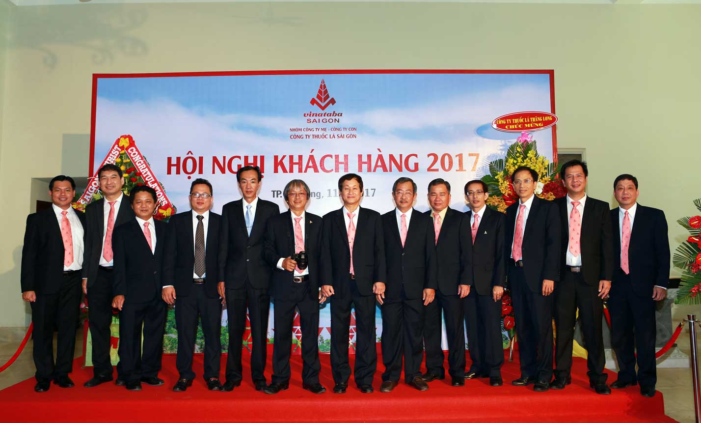 Đại diện tập thể lãnh đạo và cán bộ chức danh của Công ty Thuốc lá Sài Gòn tham dự hội nghị