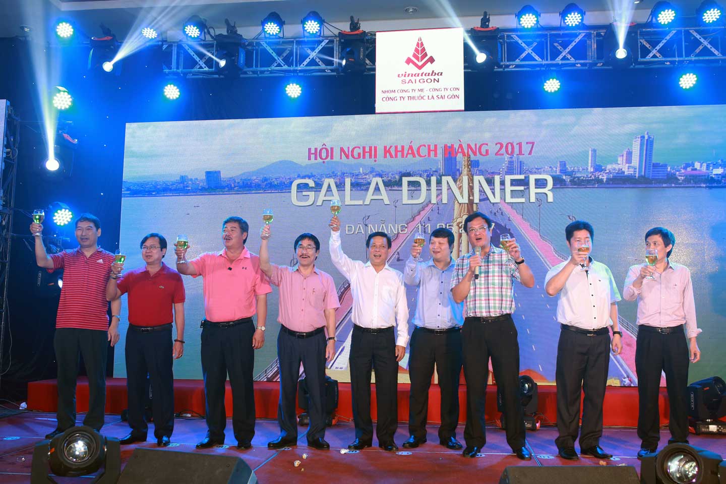 Ban Lãnh đạo Công ty và Tổng công ty nâng cốc khai tiệc buổi Gala Dinner