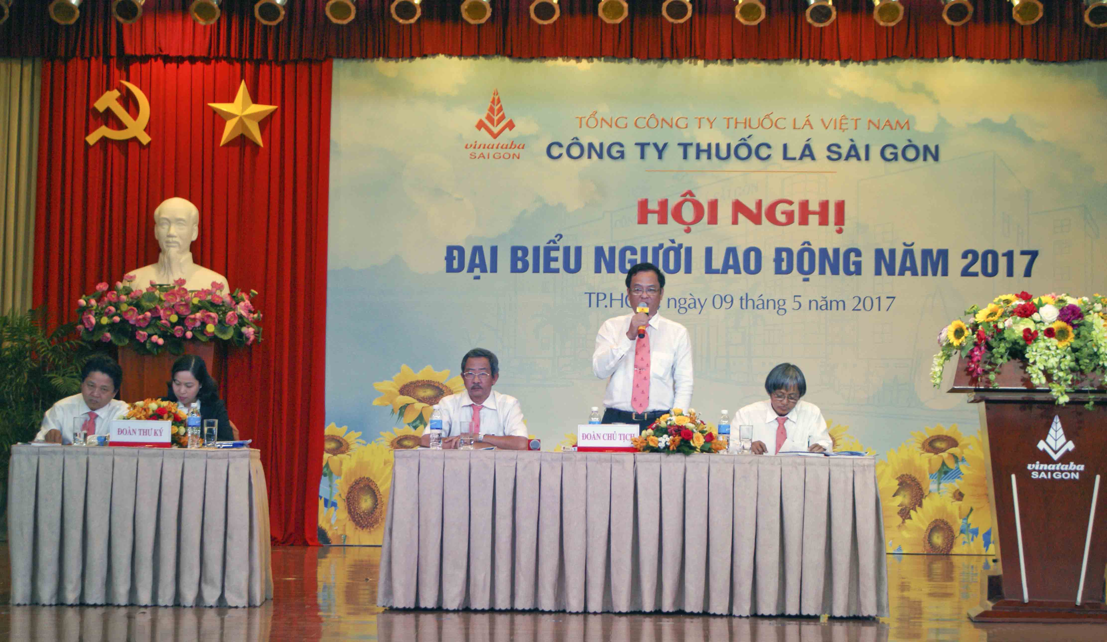 Đ/c Nguyễn Đăng Tiến Chủ tịch Công đoàn phát biểu tại hội nghị