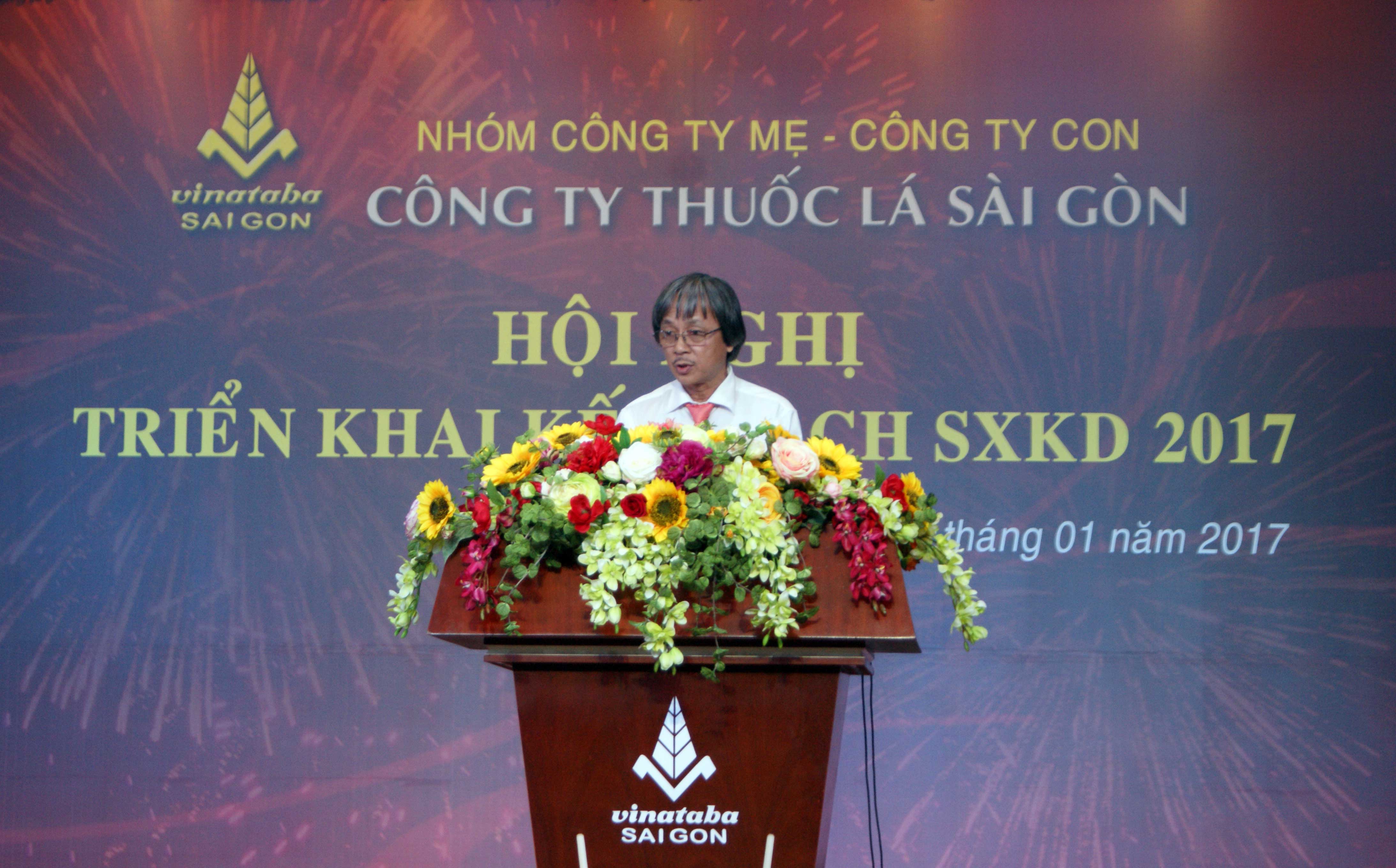 Ông Nguyễn Đăng Tiến - Chủ tịch Công đoàn Công ty Thuốc lá Sài Gòn phát động thi đua năm 2017