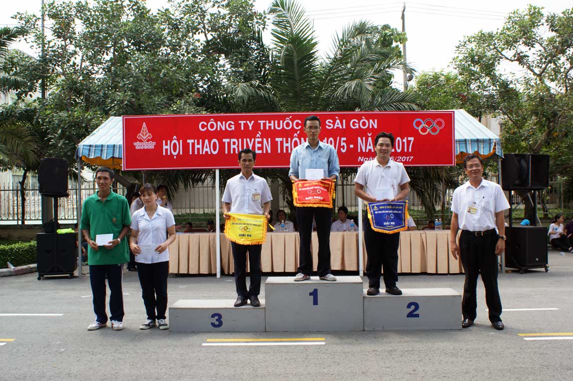 Ông Nguyễn Duy Khánh - Giám đốc trao cờ cho các đội đoạt giải
