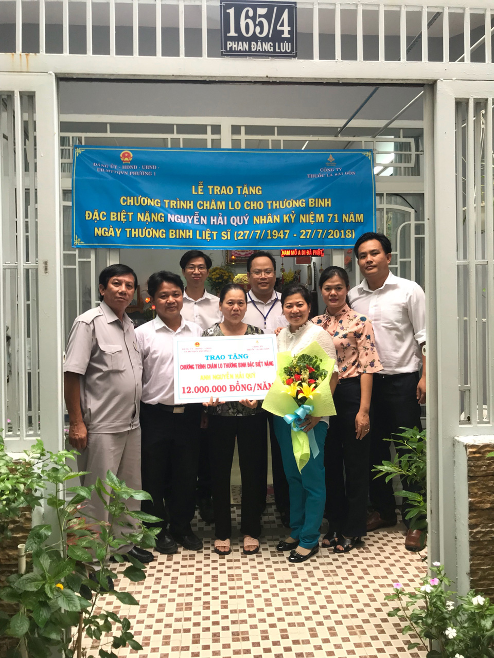 Đoàn Công ty Thuốc lá Sài Gòn đến thăm và trao tặng chương trình chăm lo cho thương binh Nguyễn Hải Quý  