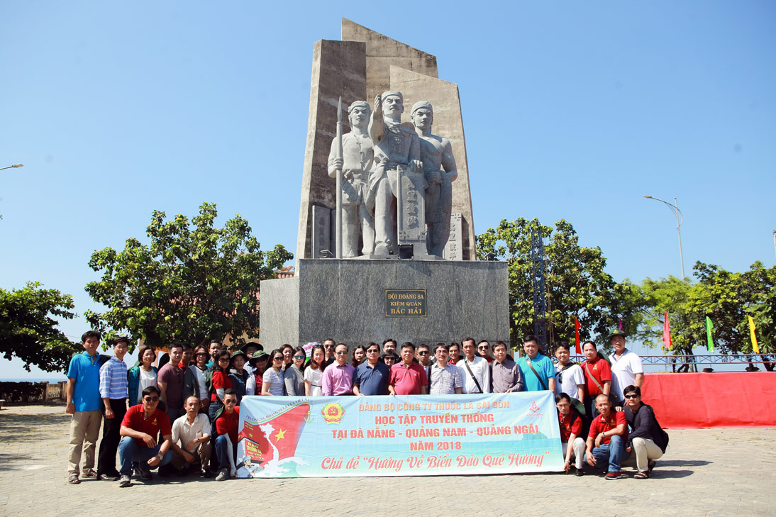 Đoàn tham quan Nhà trưng bày lưu niệm đội Hoàng Sa kiêm Quản Bắc Hải trên đảo Lý Sơn