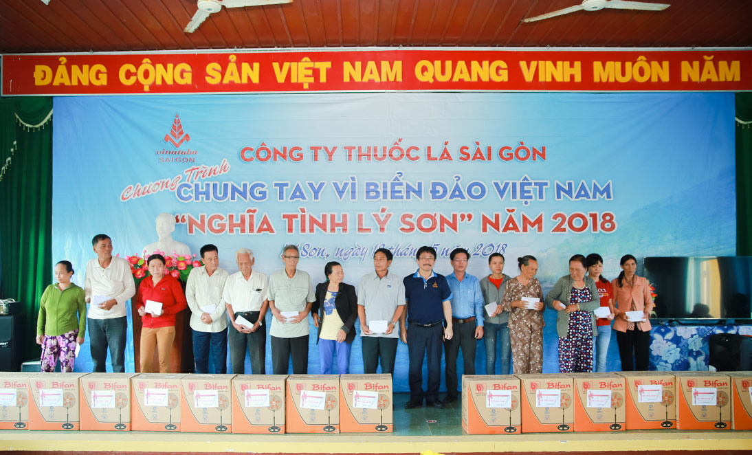 Ông Nguyễn Phương Đông – Chủ tịch HĐTV trao quà cho bà con các gia đình chính sách
