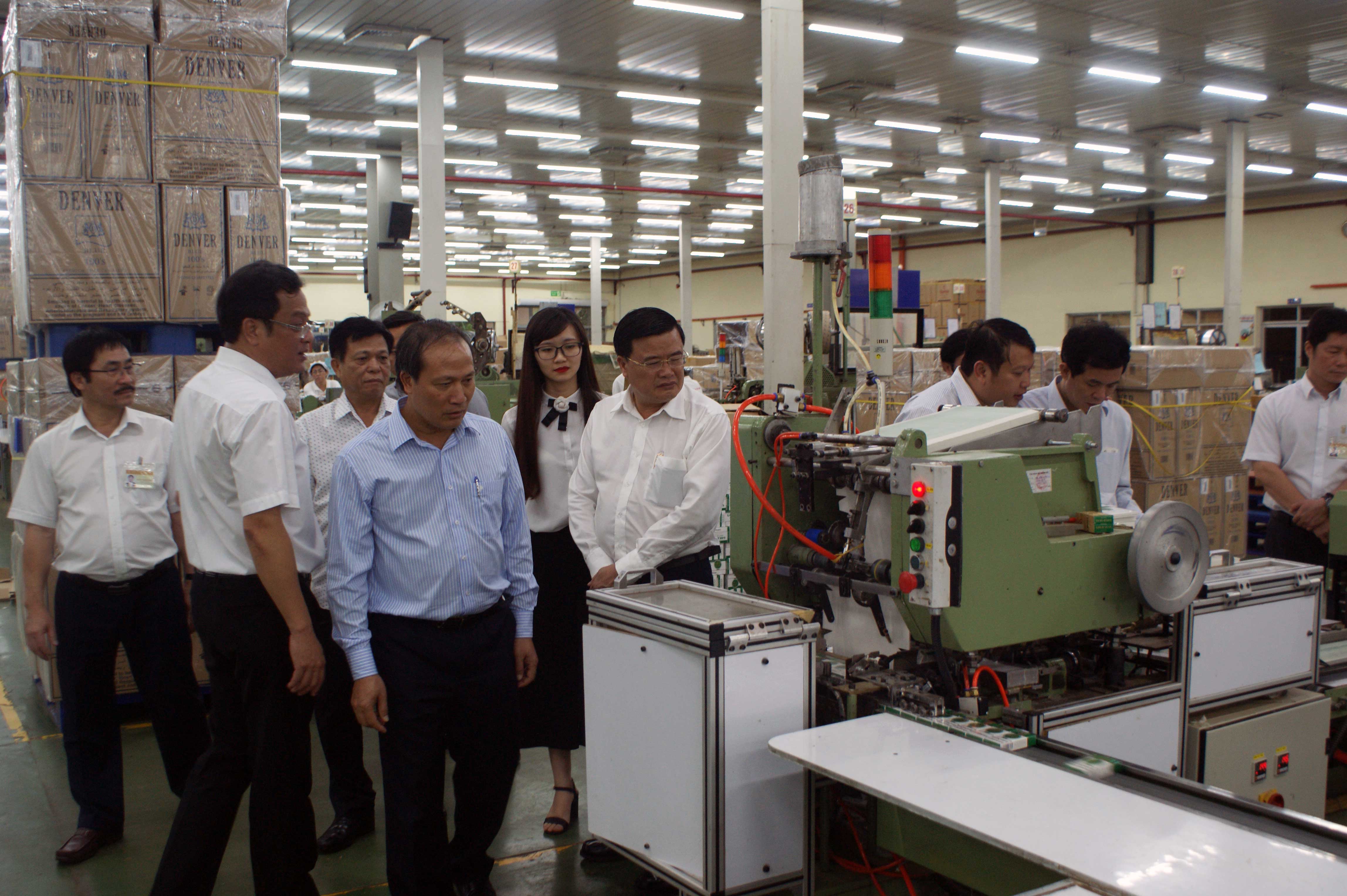 Thứ trưởng cùng đoàn công tác xuống thăm Phân xưởng Vấn bao của Công ty Thuốc lá Sài Gòn