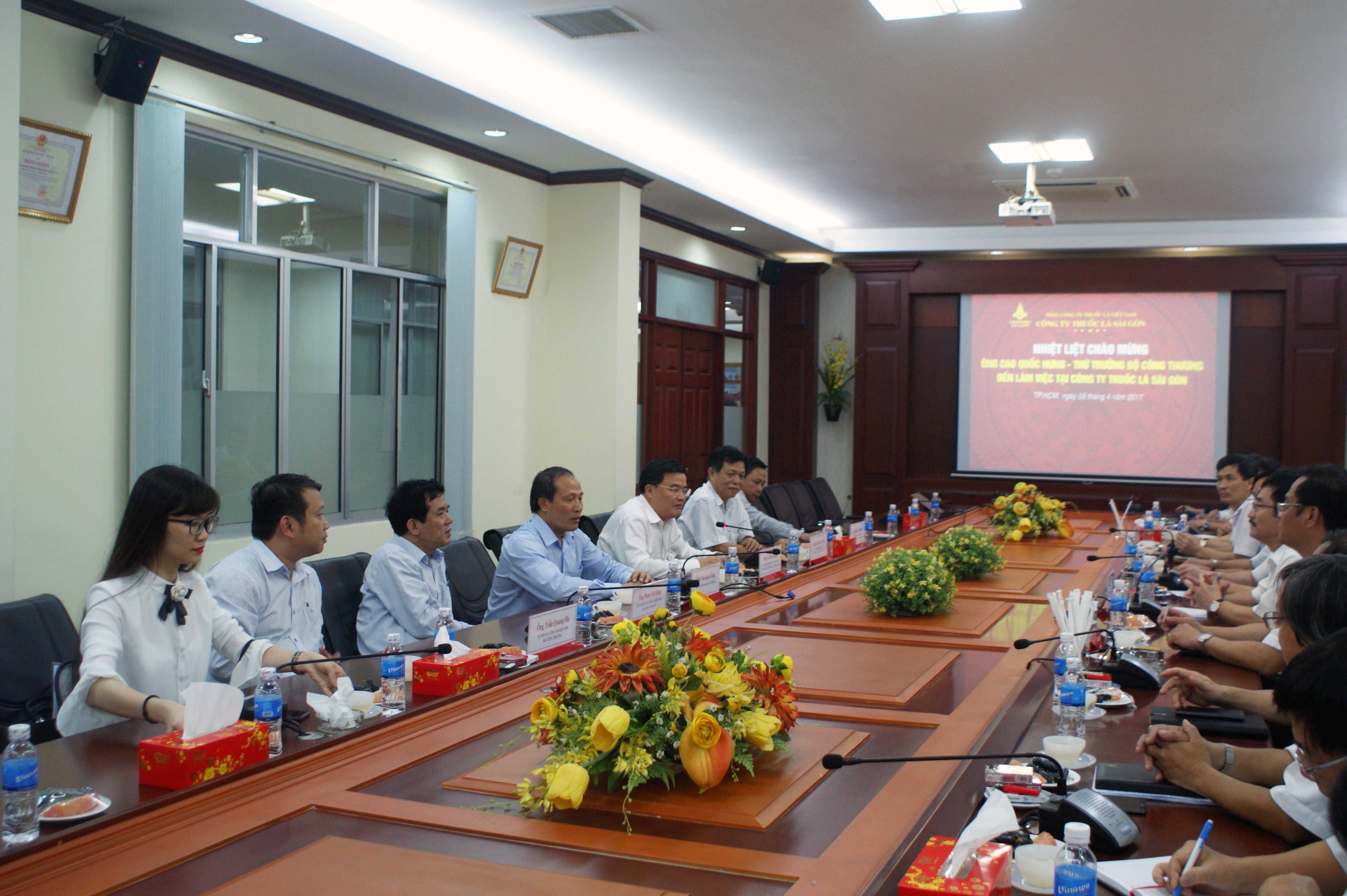 Lãnh đạo Tổng Công ty Thuốc lá Việt Nam và Công ty Thuốc lá Sài Gòn họp với Thứ trưởng và đoàn công tác
