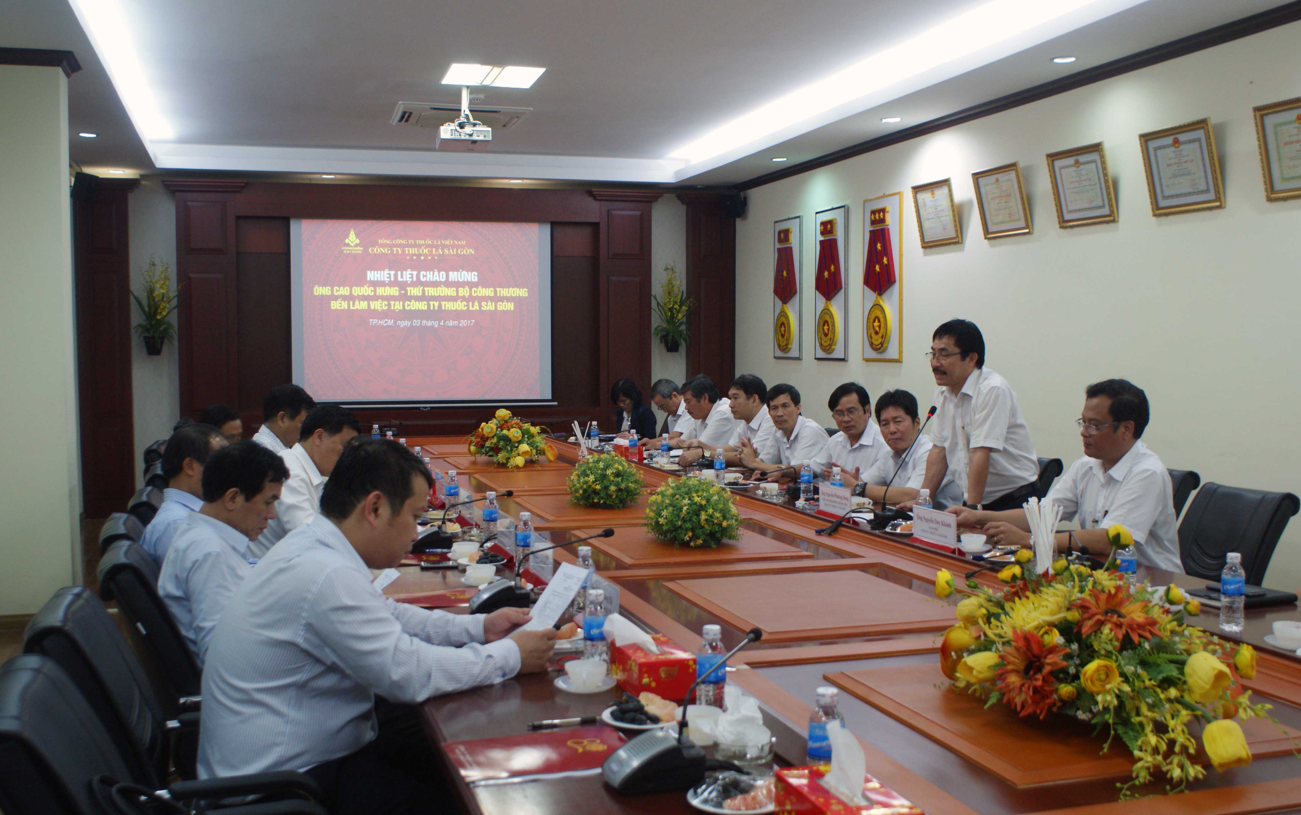Ông Nguyễn Phương Đông - Chủ tịch Hội đồng thành viên Công ty Thuốc lá Sài Gòn phát biểu trong cuộc họp 