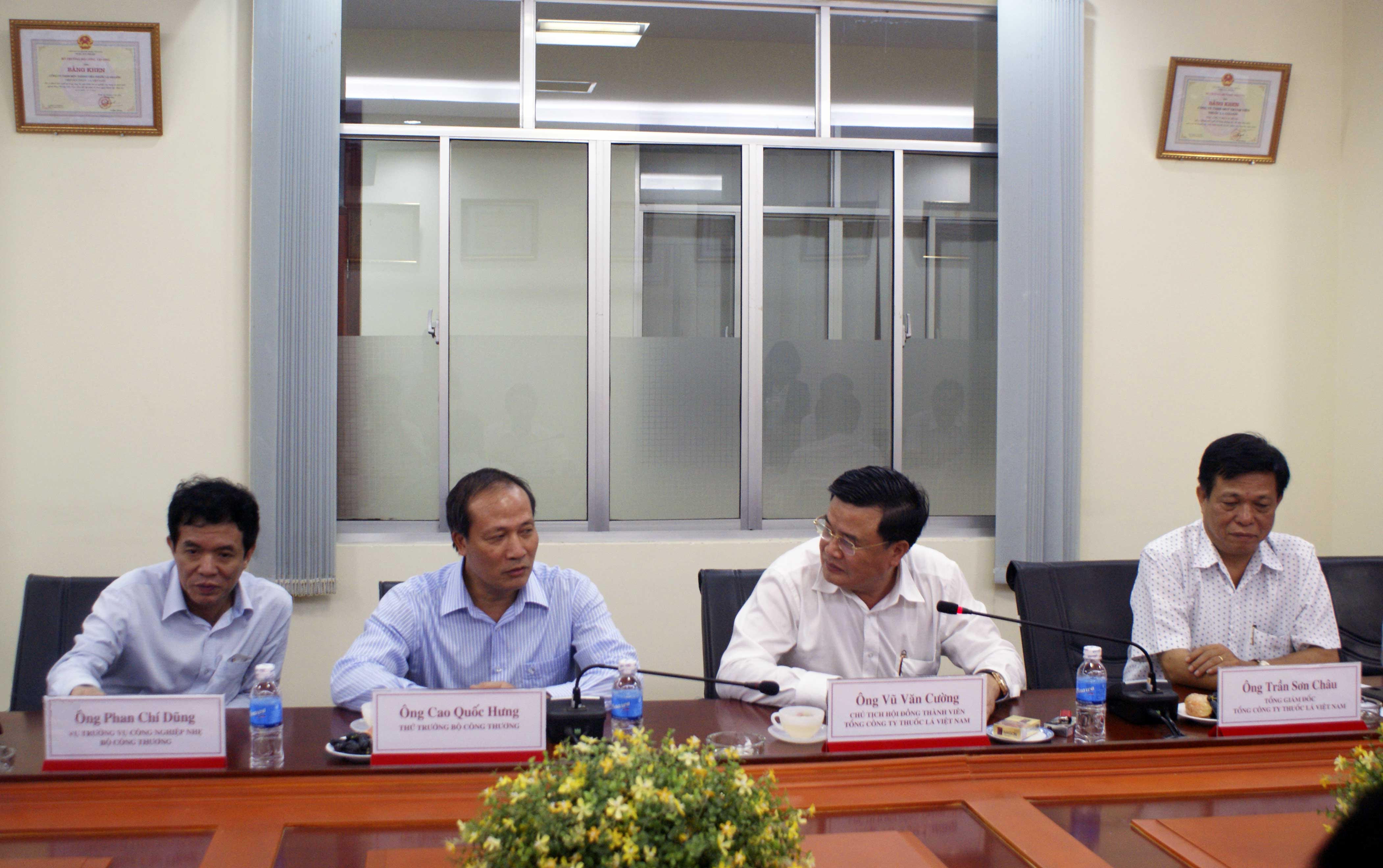 Đại diện Ban Lãnh đạo Tổng Công ty Thuốc lá Việt Nam tham dự họp tiếp đoàn công tác Bộ Công thương 
