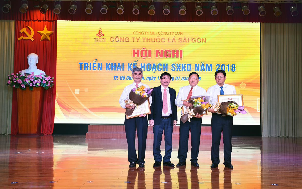 Ông Nguyễn Phương Đông – Chủ tịch HĐTV Công ty Thuốc lá Sài Gòn trao Giấy khen Công ty cho 3 Công ty con có thành tích trong công tác thực hiện kế hoạch sản xuất kinh doanh năm 2017