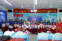 Thăm và trao quà cho học sinh nghèo vượt khó tại trường tiểu học Trần Quốc Toản
